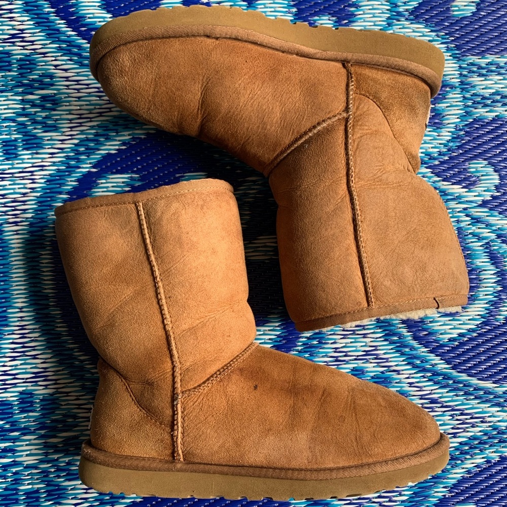 UGG Classic Short Chestnut SIZE: 9